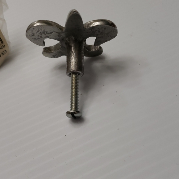 Dresser knob/pulls - Picture 3 of 4